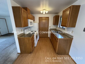 6651 E Burnside St in Portland, OR - Building Photo - Building Photo