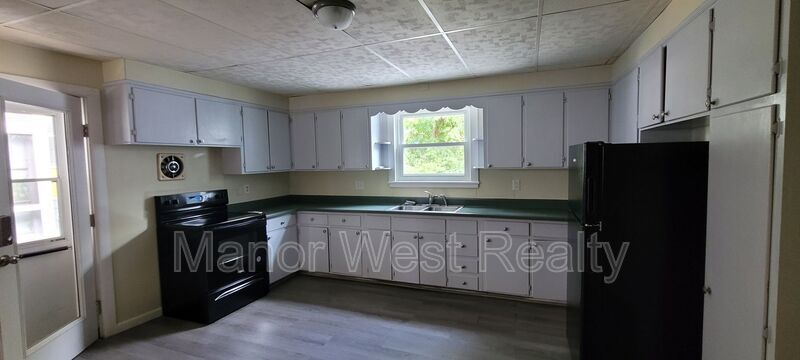 37 E Pottsville St in Pine Grove, PA - Building Photo