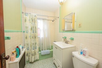 8 Verndale Rd, Unit 2 in Milton, MA - Foto de edificio - Building Photo