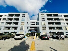 8201 NW 8th St in Miami, FL - Building Photo
