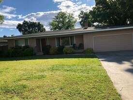 305 Randolph Ave in Gridley, CA - Building Photo