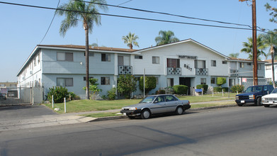 Martinique Apartments in Panorama City, CA - Foto de edificio - Building Photo