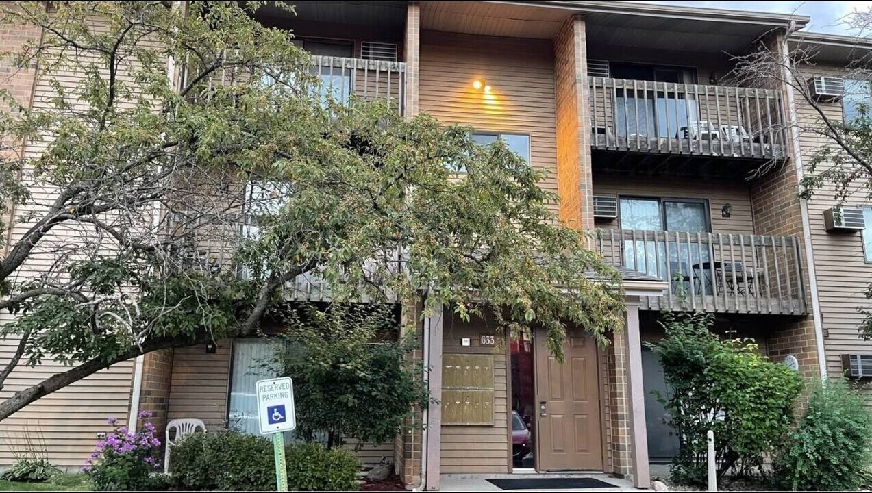 633 S Virginia Rd in Crystal Lake, IL - Building Photo