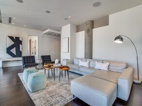 2408 Victory Park Ln in Dallas, TX - Building Photo - Building Photo