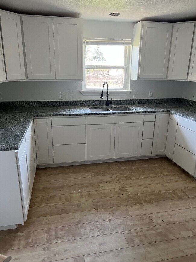 107 Windsor Dr photo'