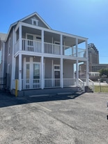 620 N Flores St in San Antonio, TX - Building Photo