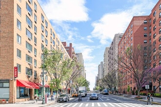 Turin House Apartments in New York, NY - Foto de edificio - Building Photo