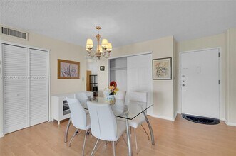 17800 Atlantic Blvd, Unit 409 in Sunny Isles Beach, FL - Foto de edificio - Building Photo