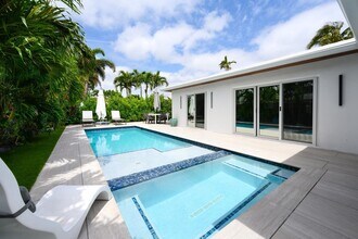 520 NE 17th St in Boca Raton, FL - Foto de edificio - Building Photo