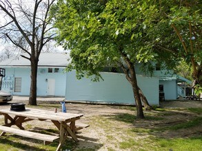 2204 W San Antonio St in New Braunfels, TX - Foto de edificio - Building Photo