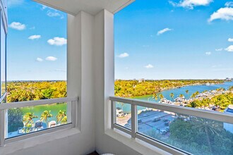 4441 Collins Ave in Miami Beach, FL - Foto de edificio - Building Photo