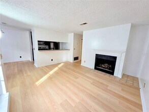 590 Windchase Ln in Stone Mountain, GA - Foto de edificio - Building Photo