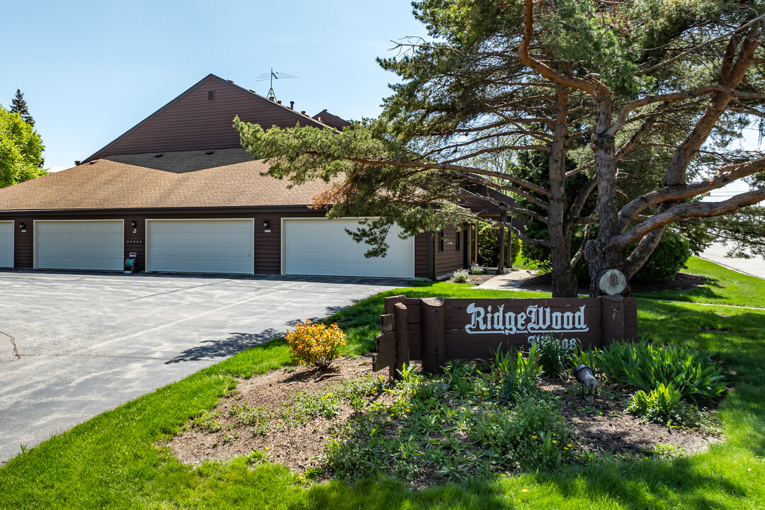 Ridgewood Village in Greenfield, WI - Foto de edificio