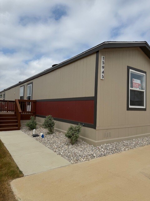 15945 S Flores Rd in San Antonio, TX - Foto de edificio