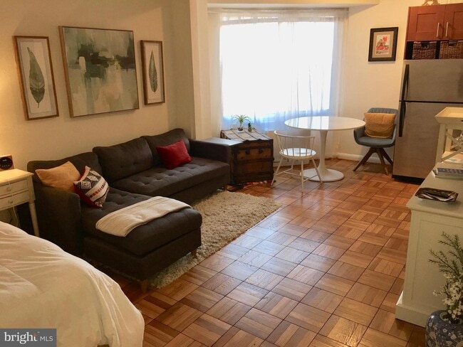 1727 Massachusetts Ave NW in Washington, DC - Foto de edificio - Building Photo