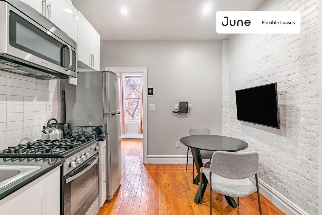 826 Ninth Ave in New York, NY - Building Photo