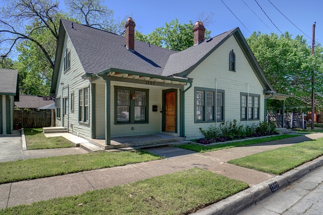 property at 1207 W Richmond Ave