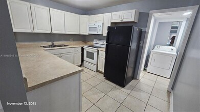 1305 NW 8th Ave in Fort Lauderdale, FL - Foto de edificio - Building Photo