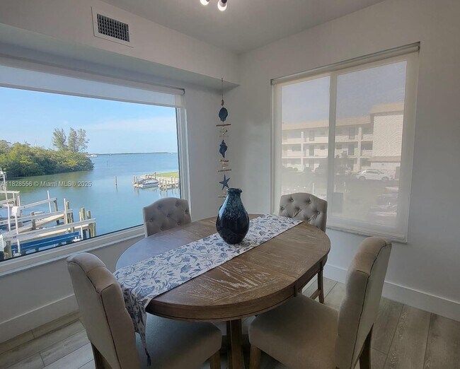 3320 Gulf of Mexico Dr in Longboat Key, FL - Building Photo - Building Photo