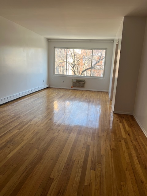 25-28 35th St, Unit 3 in Queens, NY - Foto de edificio - Building Photo