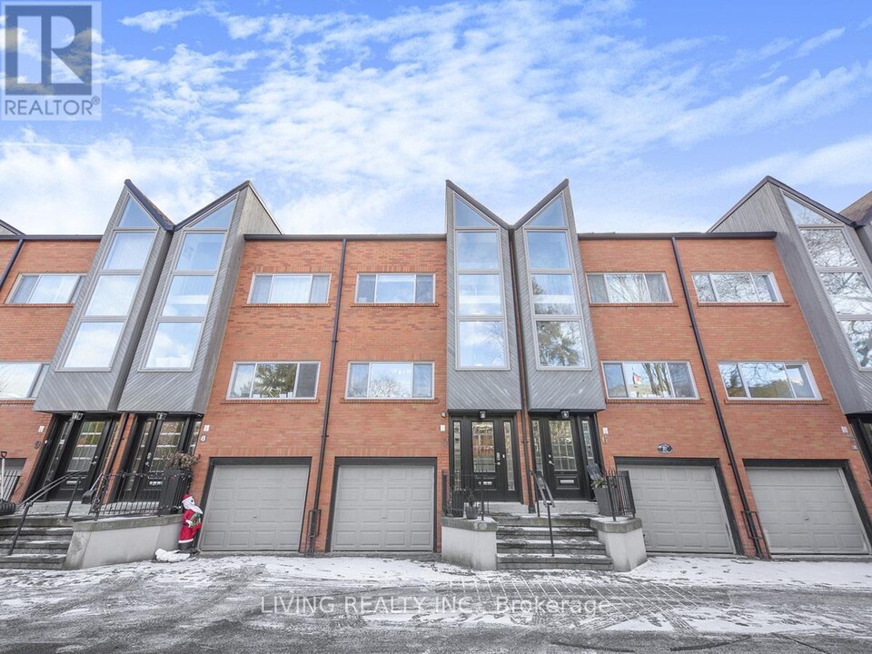 155-155 Woodbine Ave in Toronto, ON - Building Photo