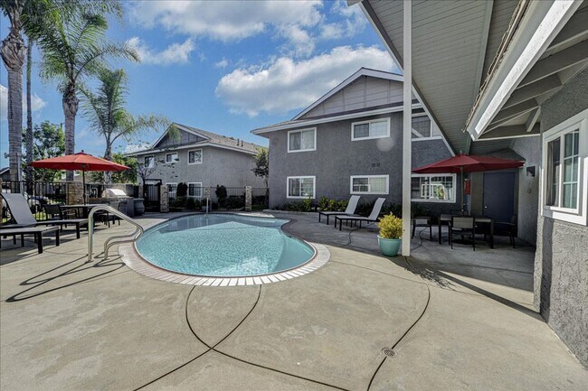 The Evergreens Apartment Homes in Anaheim, CA - Foto de edificio - Building Photo