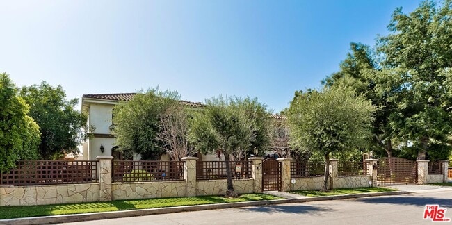 6127 Rhodes Ave in Los Angeles, CA - Building Photo - Building Photo