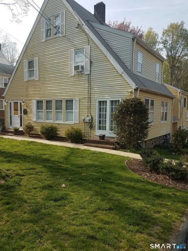 72 Maple Tree Ave in Stamford, CT - Building Photo - Building Photo