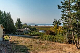 1094 S Halsey Dr in Coupeville, WA - Building Photo