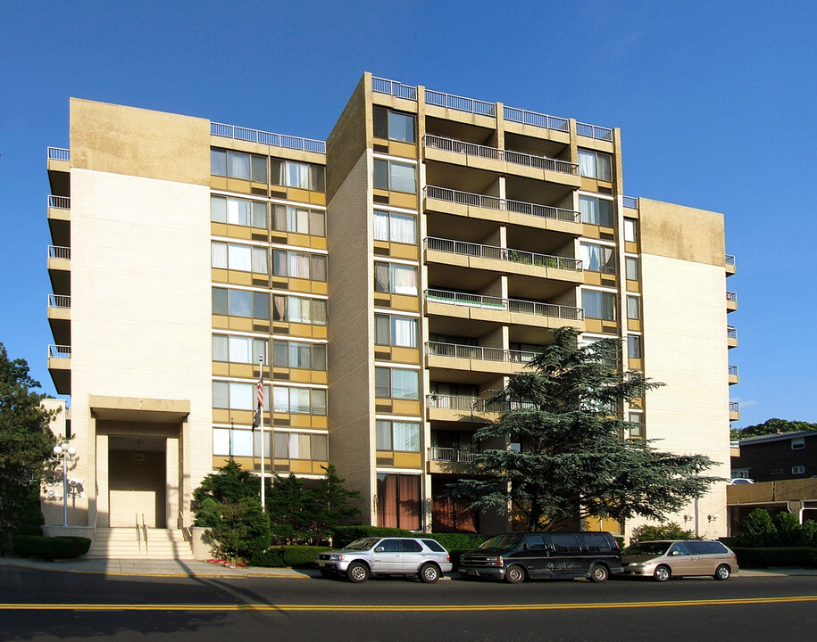 Savoy Plaza in Cliffside Park, NJ - Building Photo