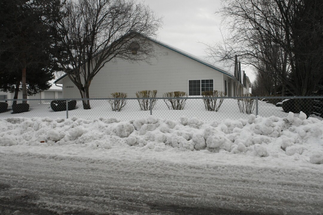 12002 E Valleyway Ave in Spokane, WA - Foto de edificio