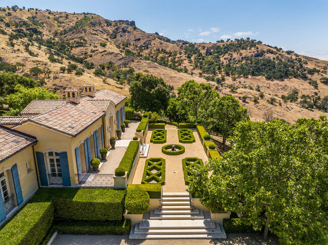 5870 Silverado Trail in Napa, CA - Foto de edificio - Building Photo