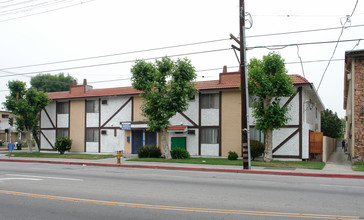 15865 Vanowen St in Van Nuys, CA - Building Photo - Building Photo