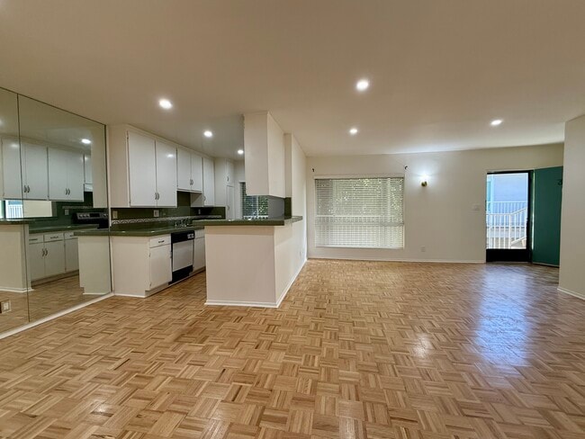 5320 Zelzah Ave, Unit 314 in Encino, CA - Foto de edificio - Building Photo