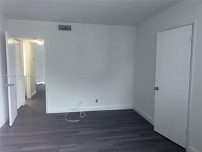 213 Lake Pointe Dr in Oakland Park, FL - Building Photo - Building Photo