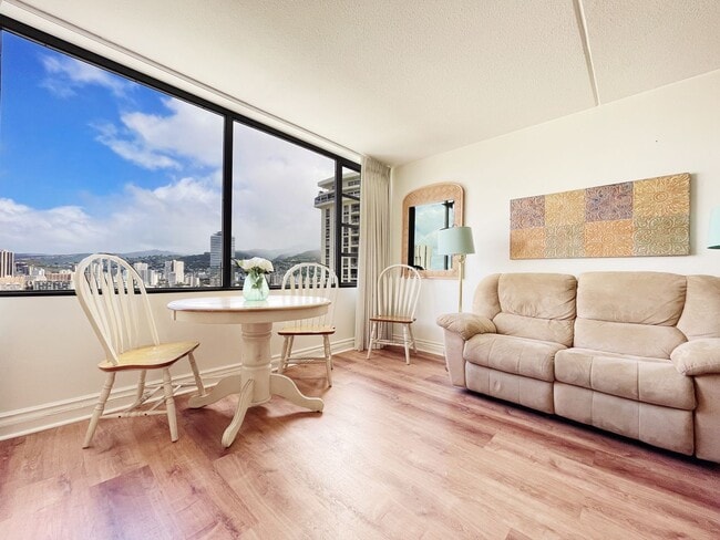 400 Hobron Ln in Honolulu, HI - Building Photo - Building Photo