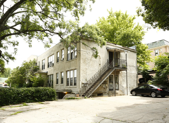 1734 Poplar Ave in Memphis, TN - Building Photo - Building Photo