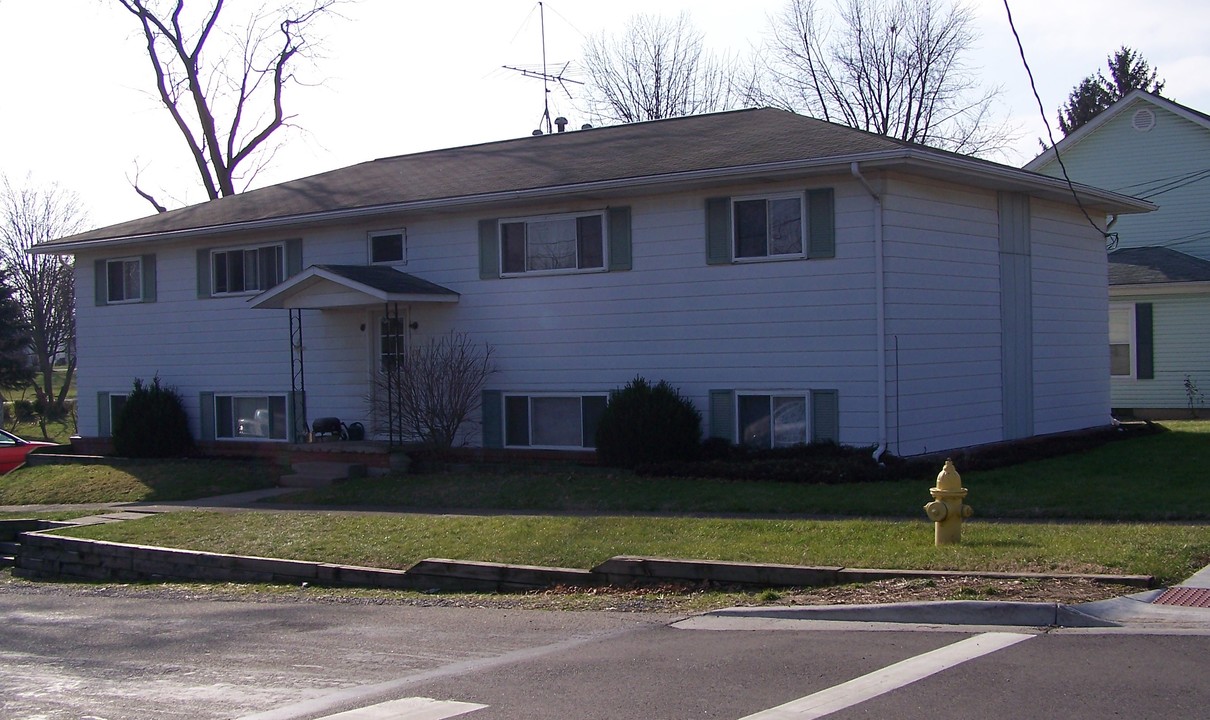 102 S 6th St in Hebron, OH - Building Photo