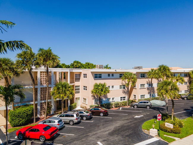 Leisure Gardens in Pompano Beach, FL - Building Photo - Building Photo