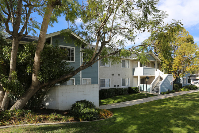 Reed & Brooke Apartments in Fallbrook, CA - Foto de edificio - Building Photo