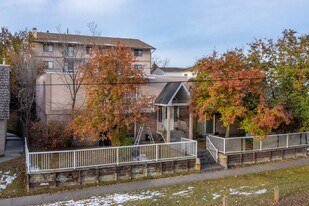 6827 Centre St NW in Calgary, AB - Building Photo