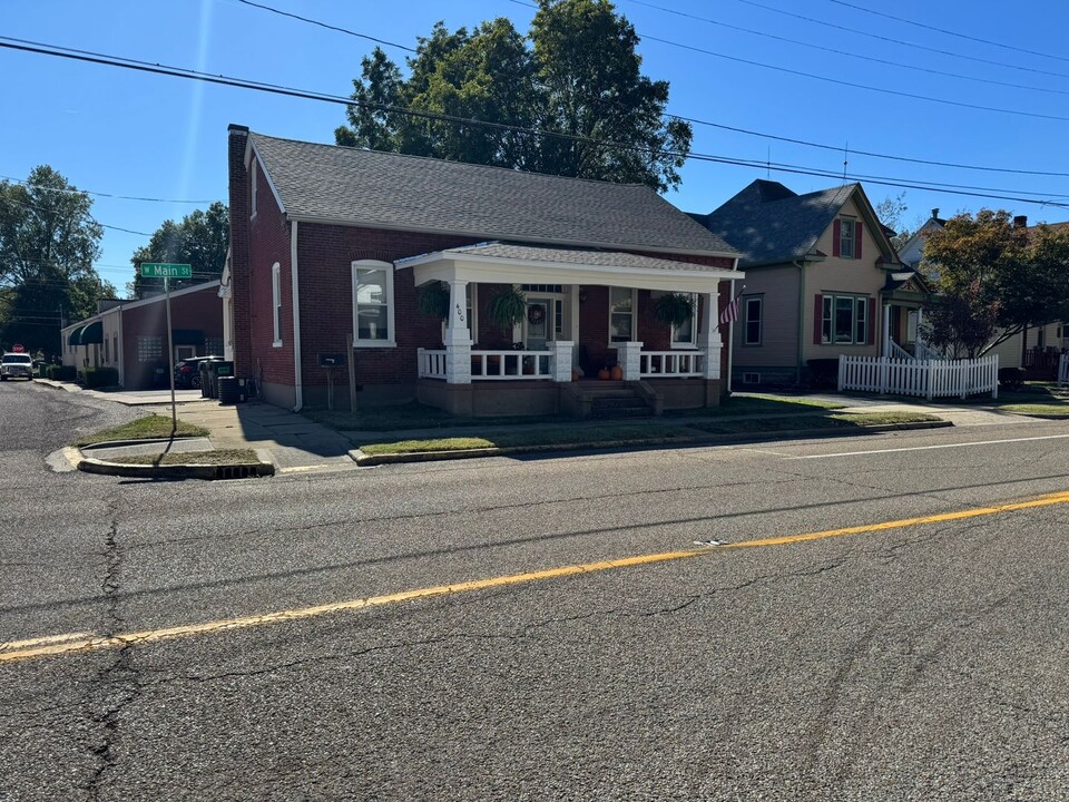 400 W Main St in Mascoutah, IL - Building Photo