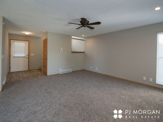 14512 Fowler Ave in Omaha, NE - Foto de edificio - Building Photo