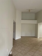 300 Crestwood Ct N, Unit 310 in Royal Palm Beach, FL - Building Photo - Building Photo