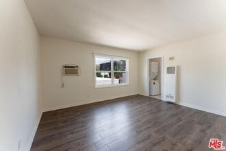 10708 1/2 Moorpark Street Unit in Los Angeles, CA - Building Photo - Building Photo