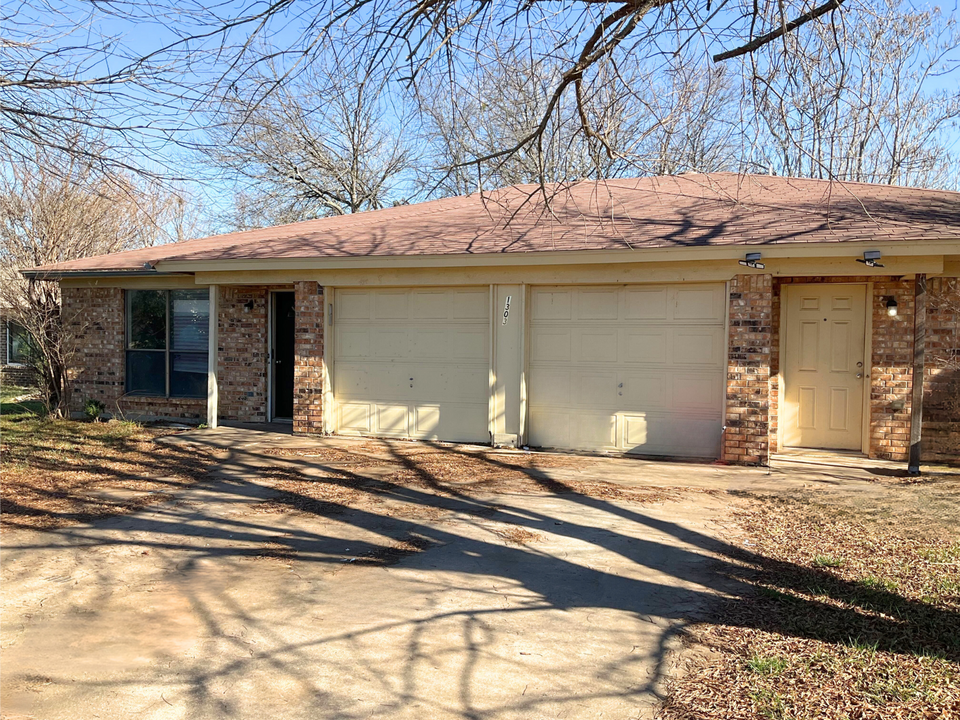 1303 Berry Dr, Unit AUCPDH in Cleburne, TX - Foto de edificio