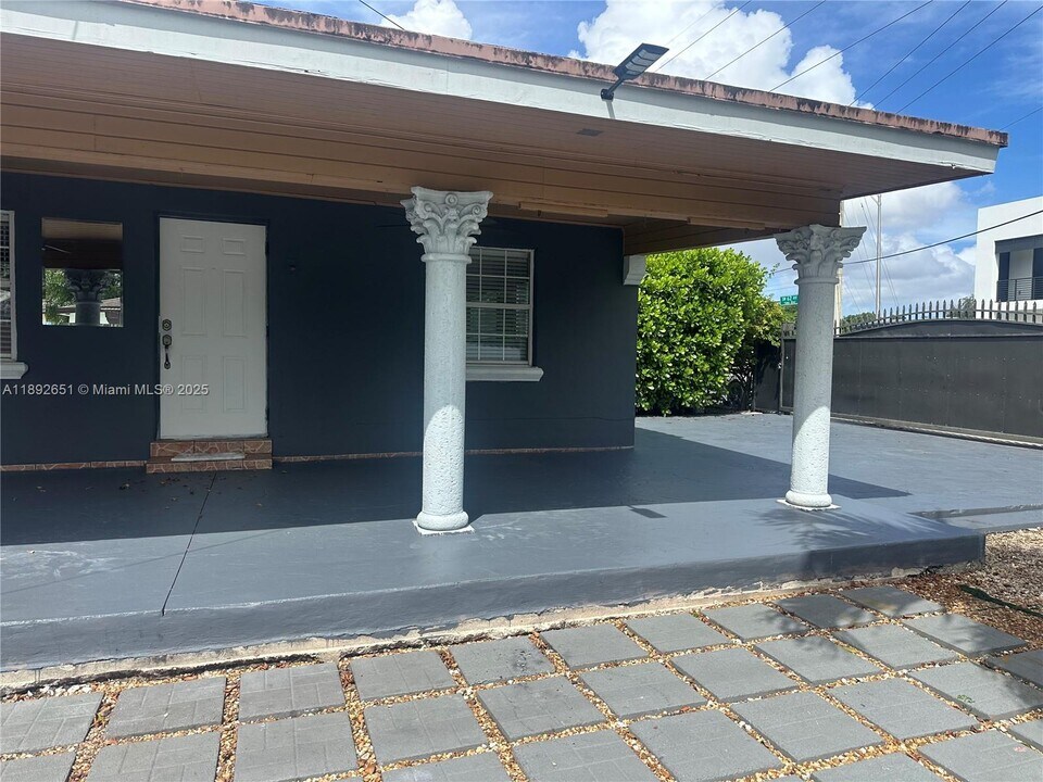 2400 SW 62nd Ave in Miami, FL - Building Photo