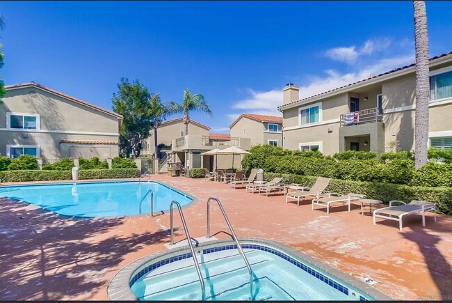 7555 Charmant Dr in San Diego, CA - Building Photo - Building Photo