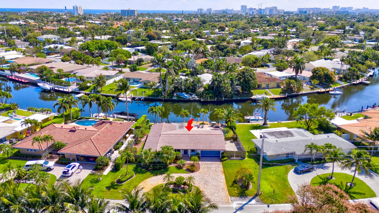 2030 NE 30th St in Lighthouse Point, FL - Building Photo