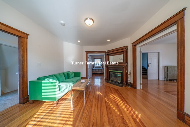 124 Forest St, Unit 1 in Medford, MA - Foto de edificio - Building Photo